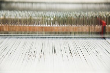 Endüstriyel kumaş üretim hattı. Bir tekstil fabrikasında dokuma tezgahı