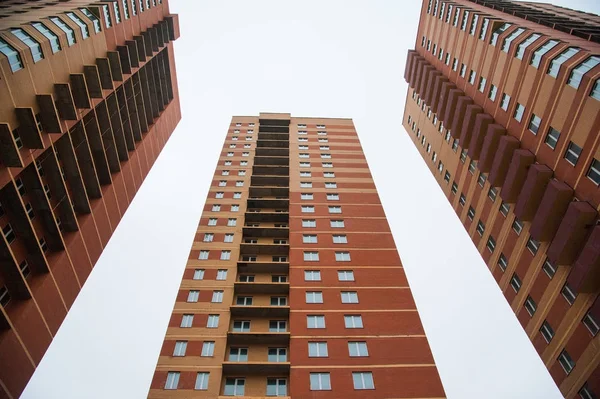 Helt Lägenhet Byggnad Mot Den Grå Hösthimlen — Stockfoto