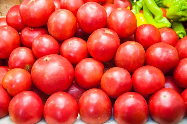 Pomodori Freschi Maturi Una Scatola Vendita Nel Negozio Alimentari Pomodori — Foto Stock