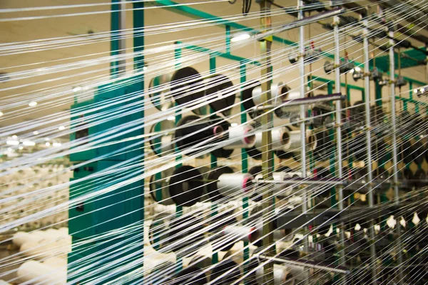 Endüstriyel Kumaş Üretim Hattı Bir Tekstil Fabrikasında Dokuma Tezgahı — Stok fotoğraf