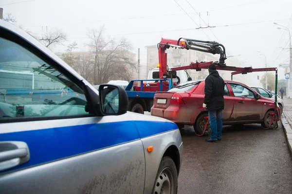 Поліцейські Вулиці Піднімають Машину Евакуатор Забирання — стокове фото