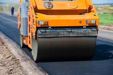 Yol yapımı, sanayi ve takım çalışması üzerine çalışan işçiler, yeni asfalt
