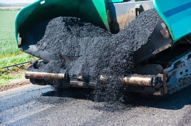 Yol yapımı, sanayi ve takım çalışması üzerine çalışan işçiler, yeni asfalt