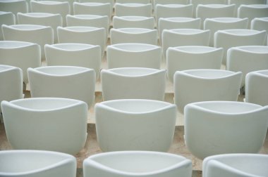 Tribün taraftarların Stadı nda. Beyaz koltuklarda boş Stadyumu