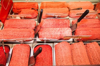 Bir kasap dükkanında çiğ kıyma