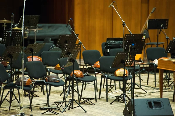 Escenario Está Listo Para Orquesta Instrumentos Musicales Partitura Micrófonos —  Fotos de Stock