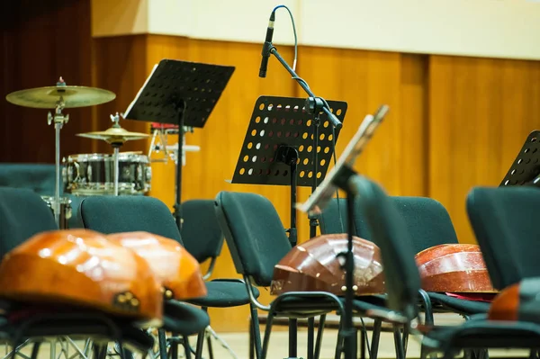Escenario Está Listo Para Orquesta Instrumentos Musicales Partitura Micrófonos —  Fotos de Stock