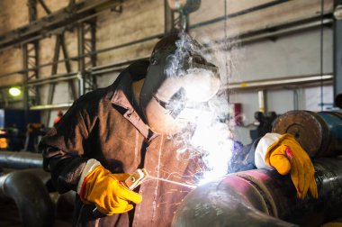 Kaynakçı kaynak yaparken kaynak yaparken kıvılcımlar