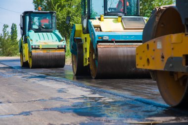 Yol silindirleri yeni yol inşaatında çalışıyor.