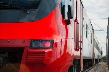 Modern tren istasyonunda kırmızı tren