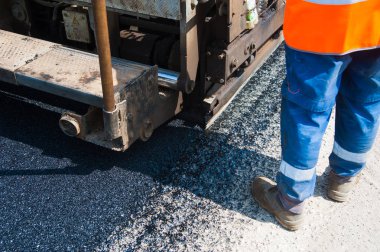 Yol yapımı, sanayi ve takım çalışması üzerine çalışan işçiler, yeni asfalt