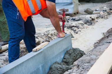 Kaldırımın inşaatı, dikey kaldırımın kurulumu.