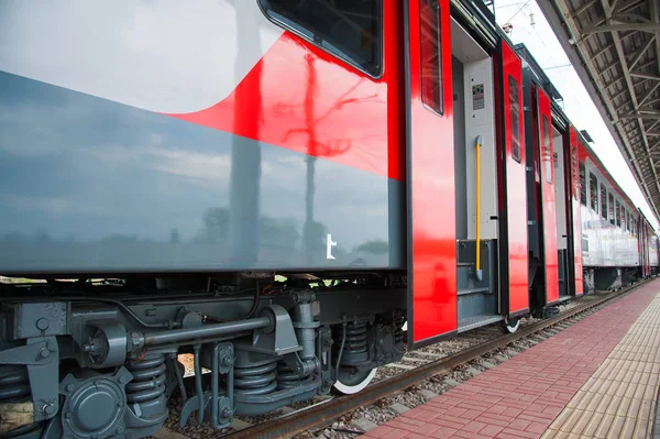 现代铁路中央车站的红色列车 — 图库照片
