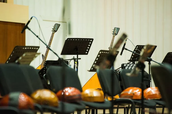 Στάδιο Είναι Έτοιμα Για Την Ορχήστρα Μουσικά Όργανα Βαθμολογία Μικρόφωνα — Φωτογραφία Αρχείου