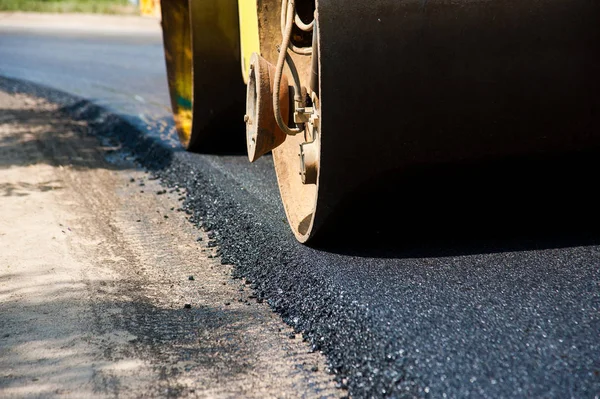 Yol silindirleri yeni yol inşaatında çalışıyor.