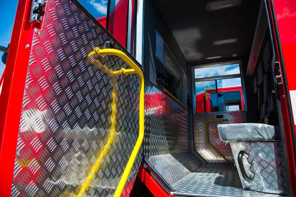 消防车上由卷起的消防软管组成的公寓 救援消防车设备 — 图库照片