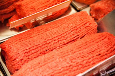 Bir kasap dükkanında çiğ kıyma