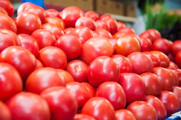 Pomodori Freschi Maturi Una Scatola Vendita Nel Negozio Alimentari Pomodori — Foto Stock