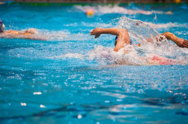 Yüzme havuzunda su topu hareketi