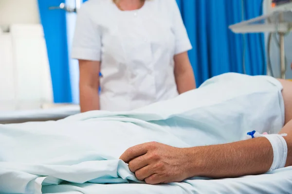 Fokus Auf Die Hand Eines Patienten Auf Der Krankenhausstation — Stockfoto