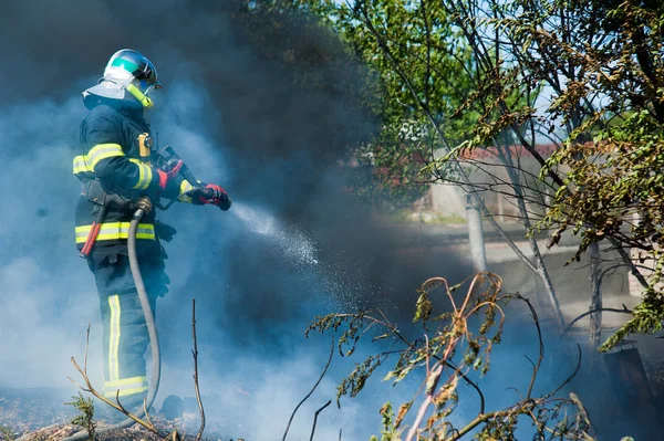 Eld Fältet Nära Staden Brandman Släcker Brand — Stockfoto