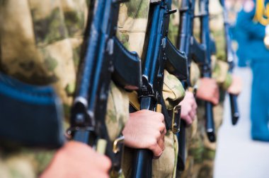 Geçit töreninde yürüyen elbise üniformalı askerler