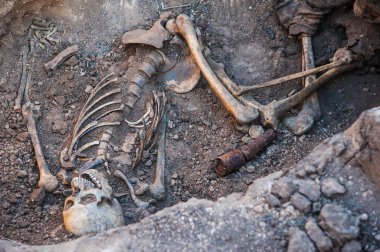 İkinci Dünya Savaşı ve iskelet asker. Kazı çalışmaları