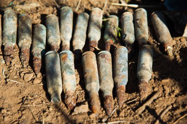 Kazılar sırasında Dünya Savaşı savaş alanında bulunan nesneler