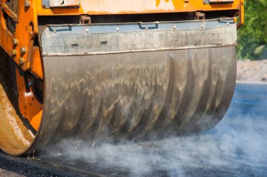 Yol silindirleri yeni yol inşaatında çalışıyor.