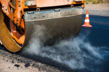 Yol silindirleri yeni yol inşaatında çalışıyor.