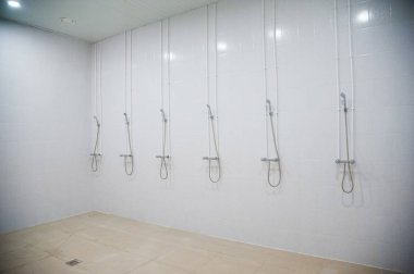 Bir fitness kulübünün boş ve kuru duş alanı