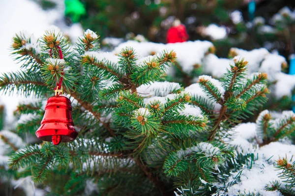 Mooie Decoraties Aan Een Kerstboom Met Sneeuw Buiten — Stockfoto