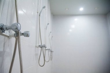 Bir fitness kulübünün boş ve kuru duş alanı