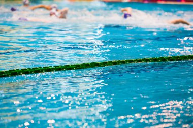 Yüzme havuzunda su topu hareketi