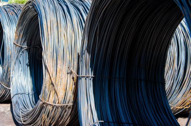 Makineler, ekipmanlar ve kablolu bobinler. Kablo üretim tesisi