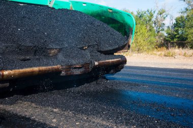 Yol silindirleri yeni yol inşaatında çalışıyor.