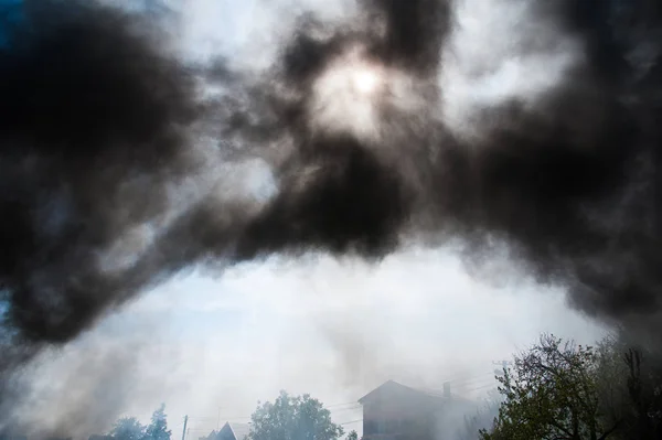 Požár Poli Nedaleko Města Černý Kouř Ohně Pozadí Města — Stock fotografie