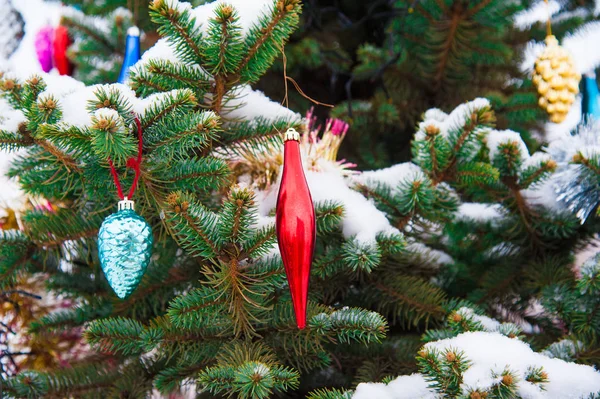 Mooie Decoraties Aan Een Kerstboom Met Sneeuw Buiten — Stockfoto