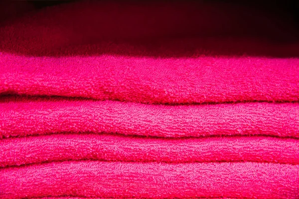 Barevné ručníky v obchodě — Stock fotografie