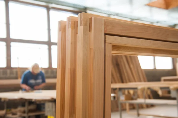 Виробництво дерев'яних дверей, вікон, меблів — стокове фото