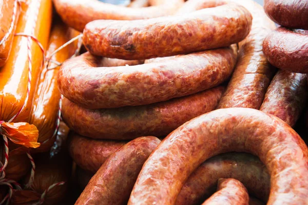 Bir kasap dükkanı pencerede sosis