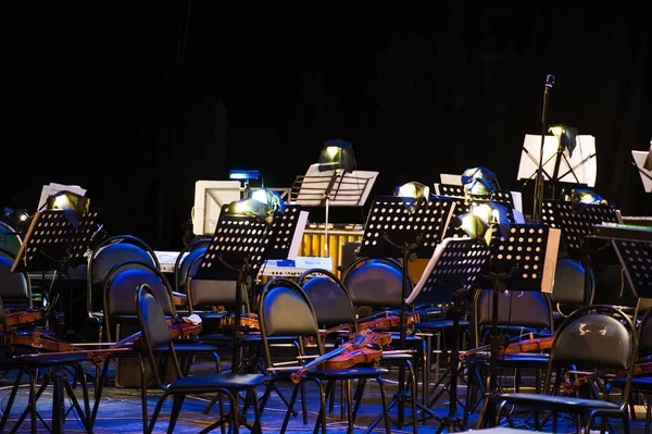 Η σκηνή είναι έτοιμη για την ορχήστρα. — Φωτογραφία Αρχείου