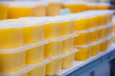 Rafta farklı bal çeşitleri depolanmış kavanozlar