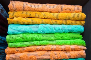Mağazada renkli havlular