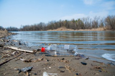 Çöp atık bir nehir kıyısında