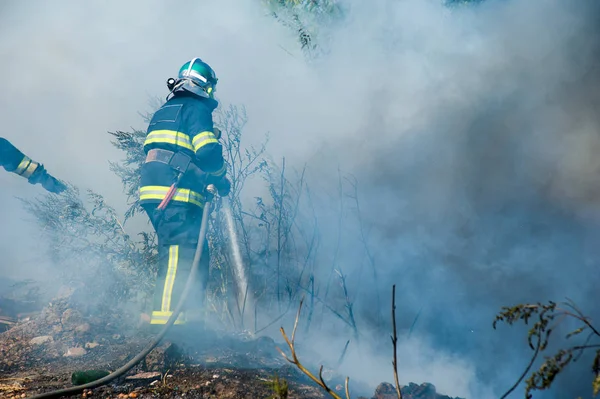 Il vigile del fuoco spegne un incendio — Foto Stock