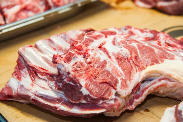 Kött på en köttaffär — Stockfoto