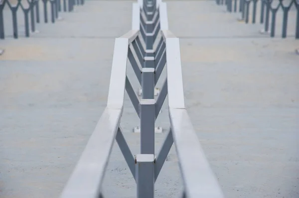 Escalera de hormigón exterior con pasamanos de acero inoxidable —  Fotos de Stock