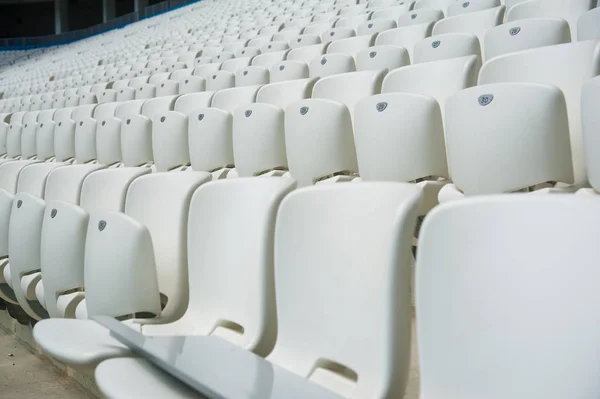 Prázdné bílé sedačky na stadionu — Stock fotografie