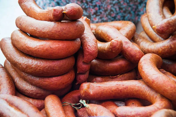 Worstjes in een etalage van de slager — Stockfoto